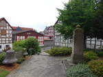 Altendorf, Kriegerdenkmal und Fachwerkhuser am Backhaus (05.08.2022)