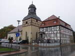 Liebenau, Ratskeller und evangelische Pfarrkirche am Kirchplatz (05.10.2021)