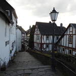 ORANIERSTADT DILLENBURG-ALTSTADTGASSE  Von der Fugngerzone mit ihren wunderschnen Fachwerkhusern fhren die Stufen der Altstadtgasse hoch zur ev.