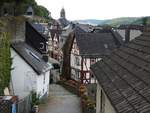 ALTSTADT-ROMANTIK IN DER ORANIENSTADT DILLENBURG/HESSEN  Von der Schlosskirche Dillenburg fhren Stufen hinunter in die Fachwerk-Altstadt mit dem Turm des  alten Rathauses und der Festungsmauer