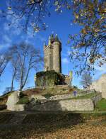 DILLENBURG/HESSEN-WILHELMSTURM IM HERBST  Am 1.11.21 zog es bei herrlichem Herbstwetter noch einmal zahlreiche Besucher zum hoch ber der Stadt gelegenen Wilhelmsturm,ca.