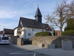 Laufdorf, evangelische Kirche, Saalbau mit Glockendachreiter (12.03.2022)