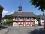 Uebernthal, historisches Fachwerkrathaus in der Bachstraße (16.05.2022)