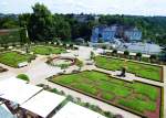 WEILBURG im hessischen WESTERWALD an der LAHN mit seinem prchtigen Schloss hoch ber der Lahn,hier mit Blick auf Schlossgarten und Oberstadt am 17.7.2014....