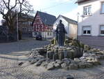 Obertiefenbach, Brunnen mit Figur am Kirchplatz (13.03.2022)