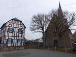 Mensfelden, Fachwerkhaus und evangelische Kirche in der Kirchstrae (20.03.2022)