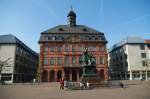 Hanau, Neustdter Rathaus mit Denkmal der Brder Grimm, erbaut von 1723 bis 1733   von Ludwig Hermann (26.04.2009) 