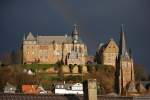 Marburger Schloss unterm angedeuteten Regenbogen.