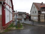 Oberwalgern, Huser und kleiner Brunnen an der Ringstrae (30.04.2022)