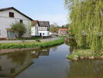 Amnau, Huser am Kirchplatz und Strae am Bach (01.05.2022)