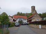 Burg Mellnau, Ruine einer Gipfelburg auf einem Berg oberhalb des Ortes, erbaut ab 1263, Bergfried erbaut von 1329 bis 1331 (01.05.2022)