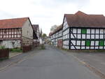 Schnstadt, Fachwerkhuser an der Hauptstrae, im Hintergrund die evangelische Kirche (01.05.2022)