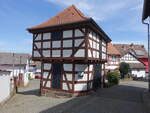 Niederklein, kleines Fachwerkgebäude an der Straße zur Kirche (15.05.2022)