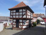 Niederklein, kleines Fachwerkgebude an der Strae zur Kirche (15.05.2022)