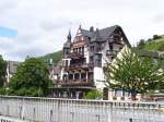 Blick auf das Hotel  Krone  in Assmanshausen, direkt neben der B42.