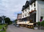 Zwei von zahlreichen Hotels dirket am Rhein in Assmanshausen; 24.07.2007