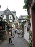 Der Inbegriff deutscher Weinseeligkeit: die Drosselgasse in Rdesheim.