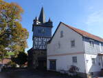 Ermetheis, evangelische Kirche, geschieferter Holzaufbau von 1667 mit achtseitigem Spitzhelm-Zeltdach (09.10.2022)