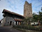 FRITZLAR/HESSEN-STADTMAUERTEIL MIT GRAUEM TURM  Ein Teil der alten Stadtmauer in FRITZLAR/HESSEN mit dem GRAUEN TURM,mit 38,50 Metern hchster erhaltener stdtischer Wehrturm