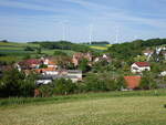 Ausblick auf den Ort Sachsenhausen mit Kirche von 1829, Schwalm-Eder-Kreis (15.05.2022)