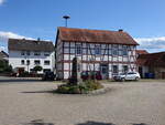 Allendorf, Kriegerdenkmal und altes Schulhaus in der Dainroder Strae (06.08.2022)