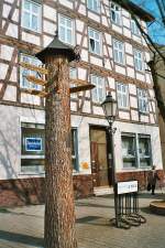 Fachwerkhaus und Wegweiser in Eschwege an der Werra, 2004