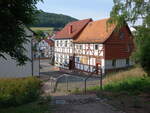 Bischhausen, historische Fachwerkhuser am Kirchplatz (04.06.2022)