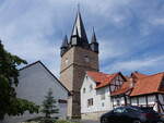 Netra, evangelische Jakobskirche, Chorturm mit den vier zu Ecktrmchen ausgestalteten Wichhuschen, erbaut 1480 (03.06.2022)