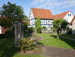 Unhausen, Kriegerdenkmal und Fachwerkhaus am Kirchplatz (03.06.2022)