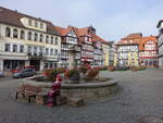 Allendorf, historischer Brunnen und Fachwerkhuser am Marktplatz (26.09.2023)