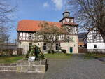 Altenburschla, evangelische Kirche und Osterbrunnen, Kirche erbaut 1526 (17.03.2024)