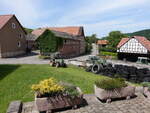 Lderbach, Blick vom Kirchplatz auf Fachwerkhuser in der Eichenbergstrae (03.06.2022)