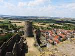 BLICK VOM BERGFRIED DER RUINE MNZENBERG/HESSEN  Am 23.7.2018 fllt der Blick vom unteren der zwei mchtigen Burgfriede auf die Ruine,die Stadt zu ihren Fen  und die