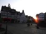 BUTZBACH/HESSEN-MARKTPLATZ AM FRHEN MORGEN  Einen der schnsten Fachwerk-Marktpltze Hessens hat die mittelhessische Stadt BUTZBACH...