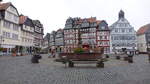 Butzbach, Brunnen, Fachwerkhuser und Rathaus am Marktplatz (01.11.2021)