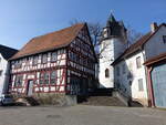 Hoch-Weisel, Fachwerkrathaus und evangelische Kirche (12.03.2022)