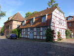 Neustadt-Glewe, Fachwerkhaus und Glockenhaus am Kirchplatz (21.06.2026)