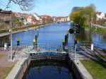 Blick von der  Hhnerleiter  (eine Fugngerbrcke ber die Eldeschleuse) auf Plau am See, 19.04.2010  