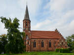Die Dorfkirche in Alt Brenz wurde 1881 im neugotischen Stil errichtet.