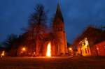 Evangelische Kirche in Hagenow mit Martinsfeuer.