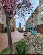 Plattenbau, Kunst und Fangelturm: Turmstra�e in Friedland (Mecklenburg-Vorpommern).