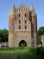 Friedland, Anklamer Tor, quadratischer Torturm mit Staffelgiebel mit zwei runden   Ecktrmen, Kreis Meckl.burgische Seenplatte (23.05.2012)