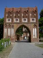 Neubrandenburg, gotisches Stargader Tor, erbaut 1311 (24.05.2012)