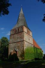 Dorfkirche von Kittendorf, frühgotischer Backsteinbau, erbaut um 1250, im Turm die   älteste Kirchenglocke Mecklenburgs (16.09.2012)