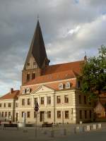 Rbel/Mritz, Rathaus und gotische Nikolaikirche am Marktplatz (17.09.2012)