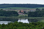 Blick vom Bauwipfelpfad der  Ivenacker Eichen  ber den See auf den Ort Klockow.