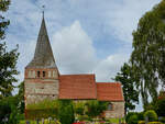 Die im frhgotischen Stil errichtete evangelische Dorfkirche Kittendorf besteht aus einem rustikal wirkenden Feldsteinmauerwerk.