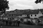 Unterwegs im Schlosspark von Stavenhagen, hintern den Mauern zu sehen alte (Fachwerk)huser.