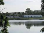 Grevesmhlen, Blick vom Sdufer des Ploggensee´s zur Badeanstalt und dem Wohnpark Ploggenseering, 09.09.2008