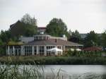 Grevesmühlen, Blick über den Ploggensee zum Südufer mit dem Restaurant  Seeschlößchen  und dem Wasserturm am der Wismarschen Straße, 09.09.2008